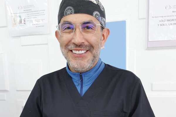 Doctor y médico cirujano gabriel cubillos en la clinica obesidad y envejecimiento lipolisis laser